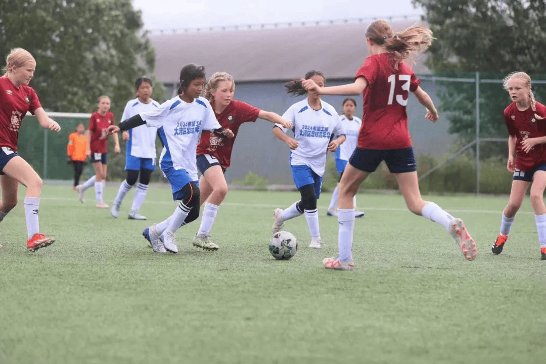 青少年足球比赛:女队选手比拼技艺 青少年足球比赛:女队选手比拼技艺