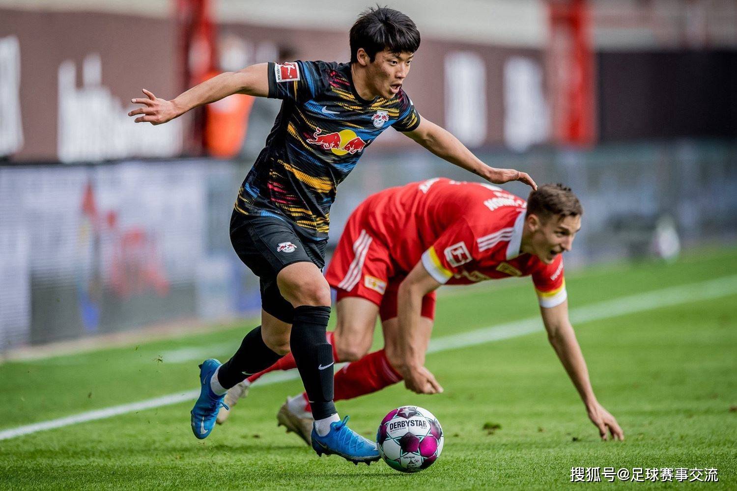 热门足球比赛中双方球队实力平衡，竞争激烈