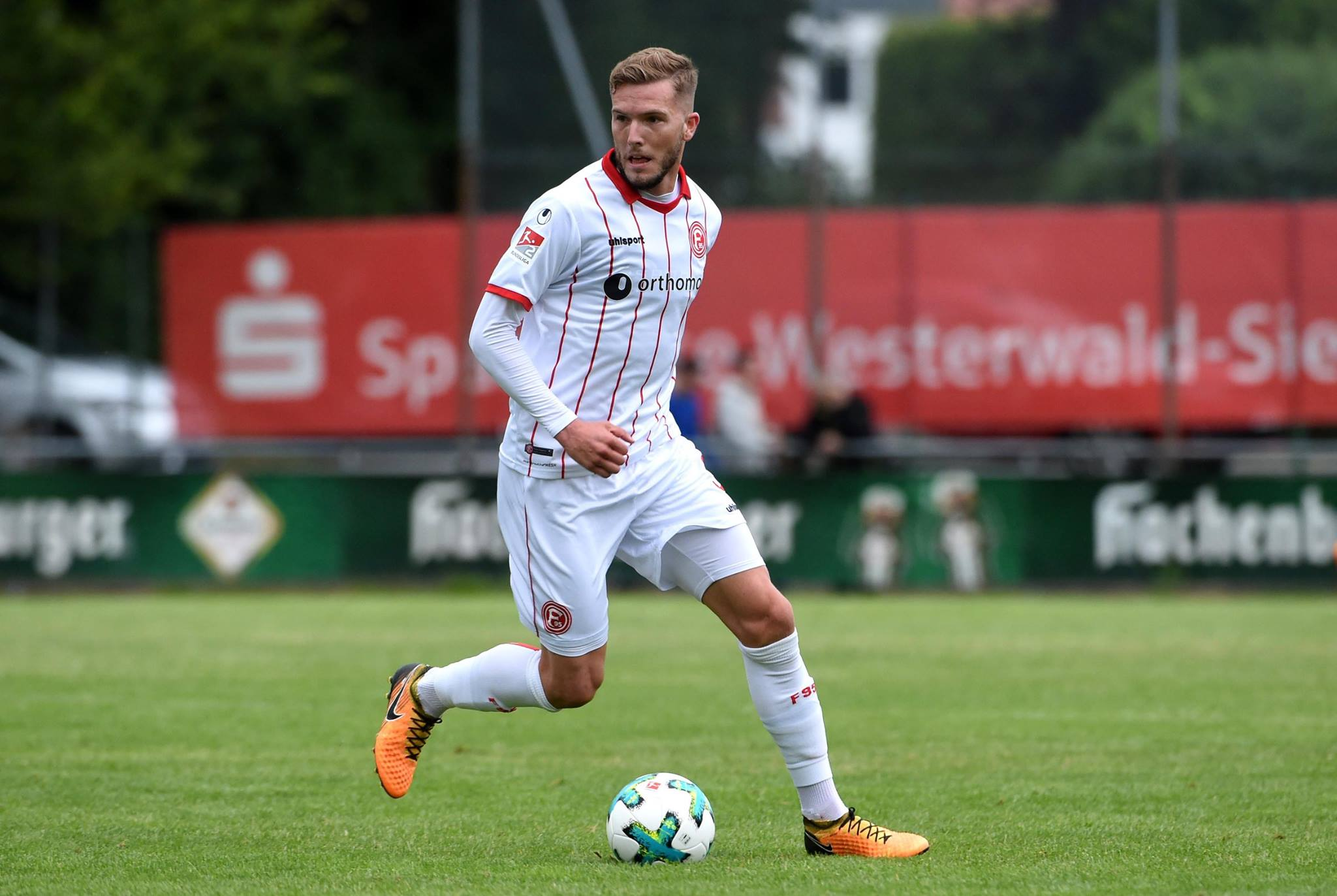 关于杜塞尔多夫客场逼平对手,保持不败战绩的信息 关于杜塞尔多夫客场逼平对手,保持不败战绩的信息