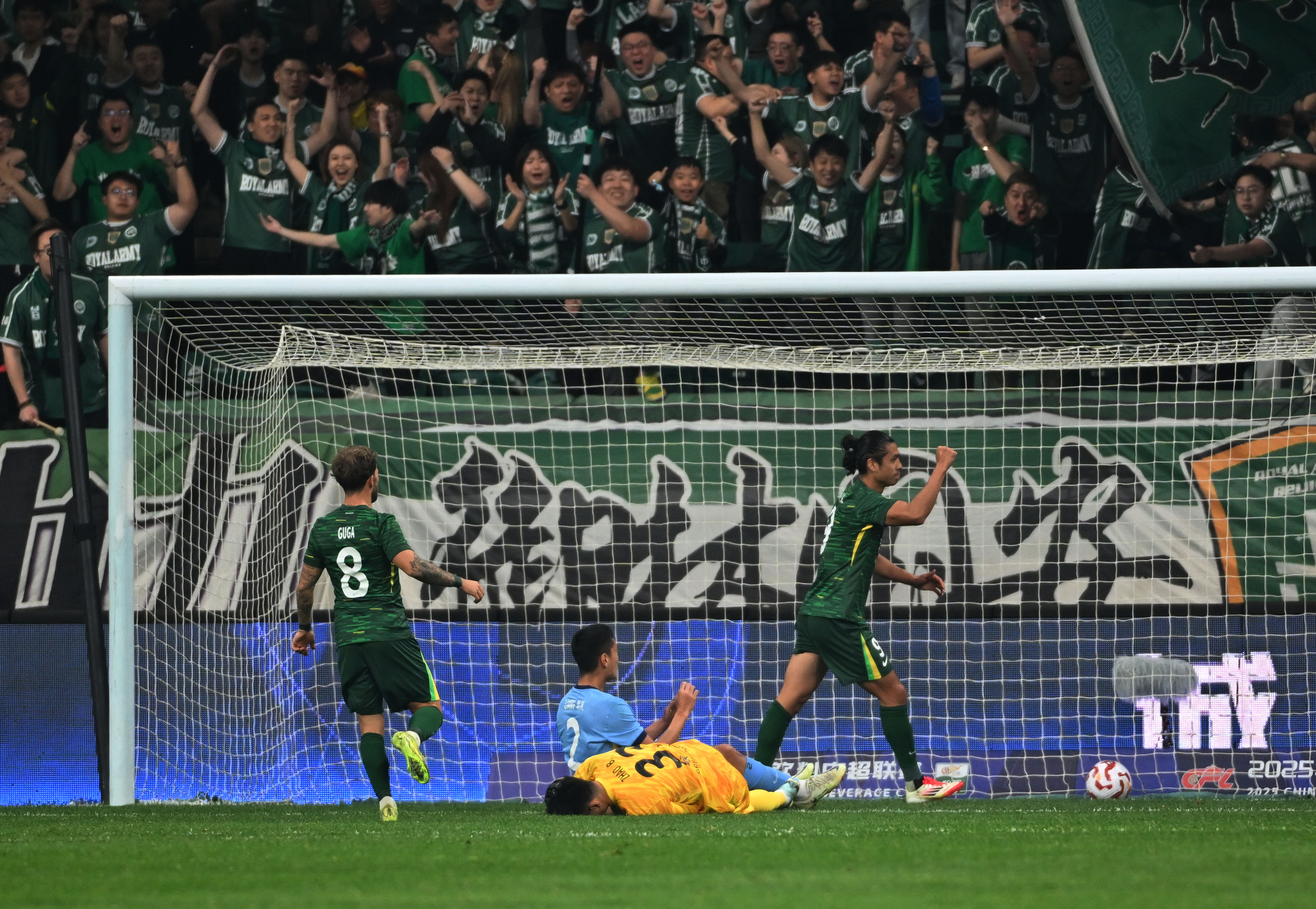 包含北京中赫国安主场胜深圳佳兆业，取得三连胜的词条