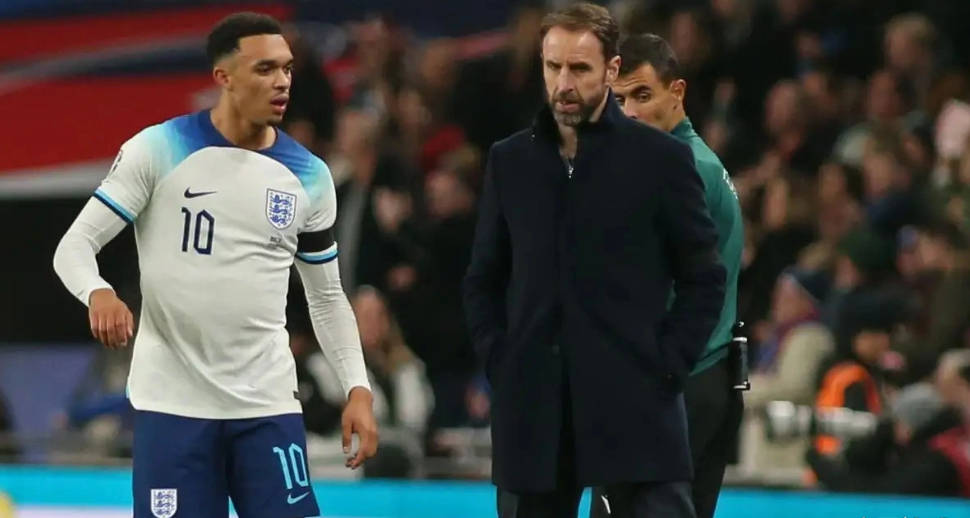 阿诺德弯腰破门，英格兰队晋级成功