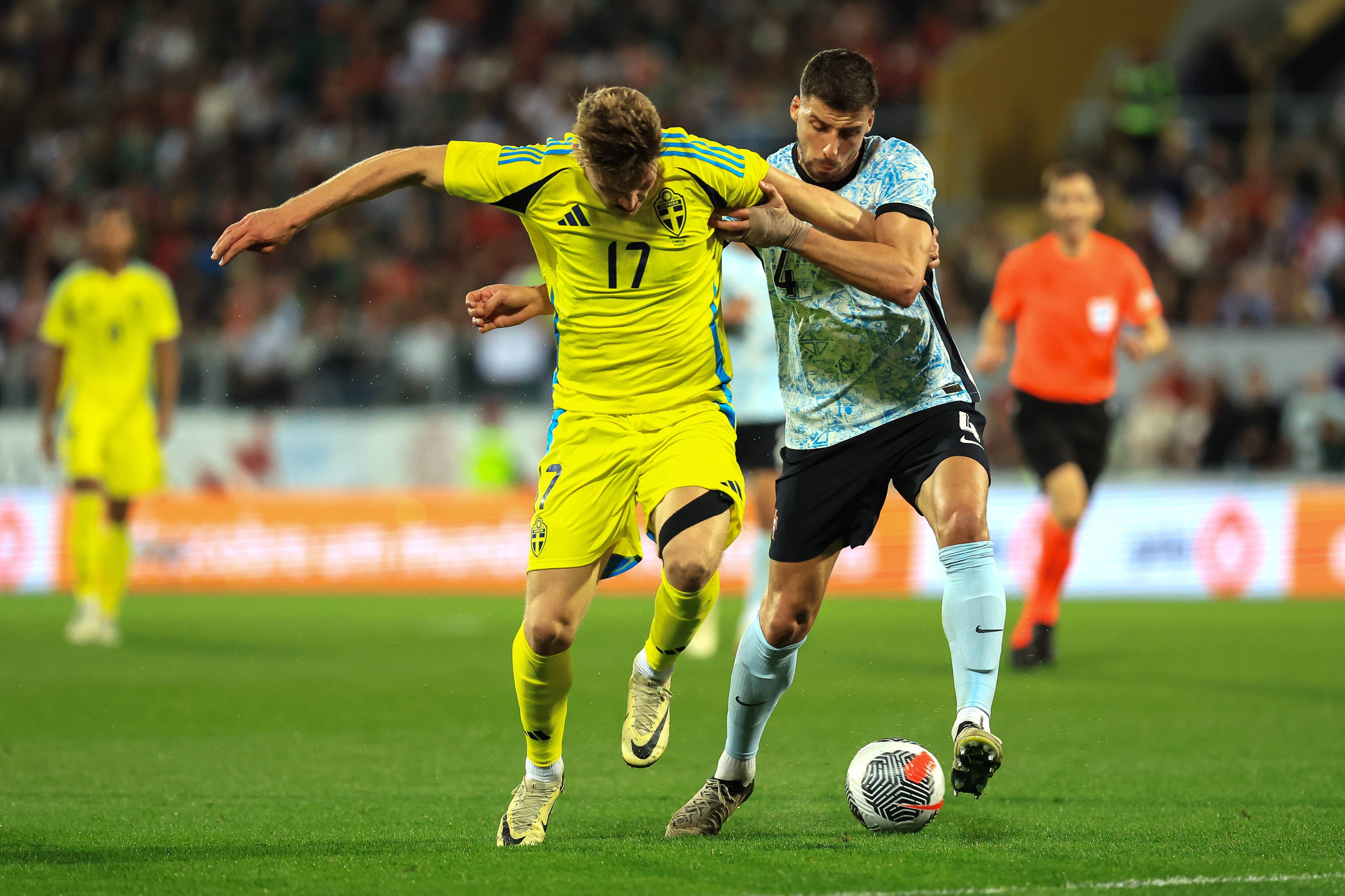 精彩足球对抗,队员们奋力一搏争胜 精彩足球对抗,队员们奋力一搏争胜