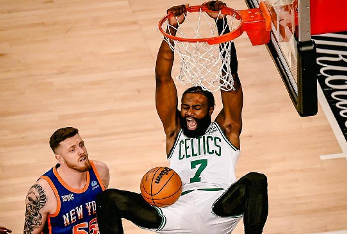 关于步行者击败凯尔特人，沃伦轰下分的信息