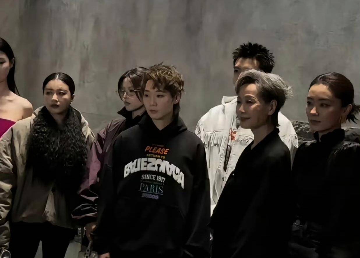 篮球巨星在赛场外与球迷互动,掀起热潮 篮球巨星在赛场外与球迷互动,掀起热潮