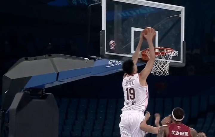 周琦全场发挥稳健,帮助球队晋级决赛 周琦全场发挥稳健,帮助球队晋级决赛