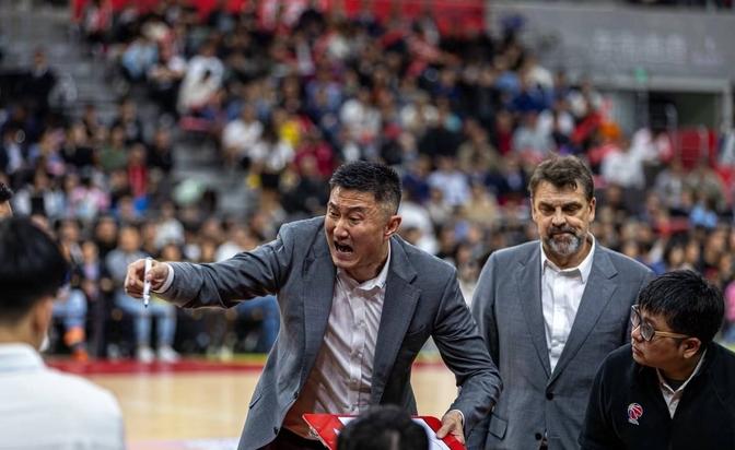 广东男篮主场大胜,重获信心 广东男篮主场大胜,重获信心