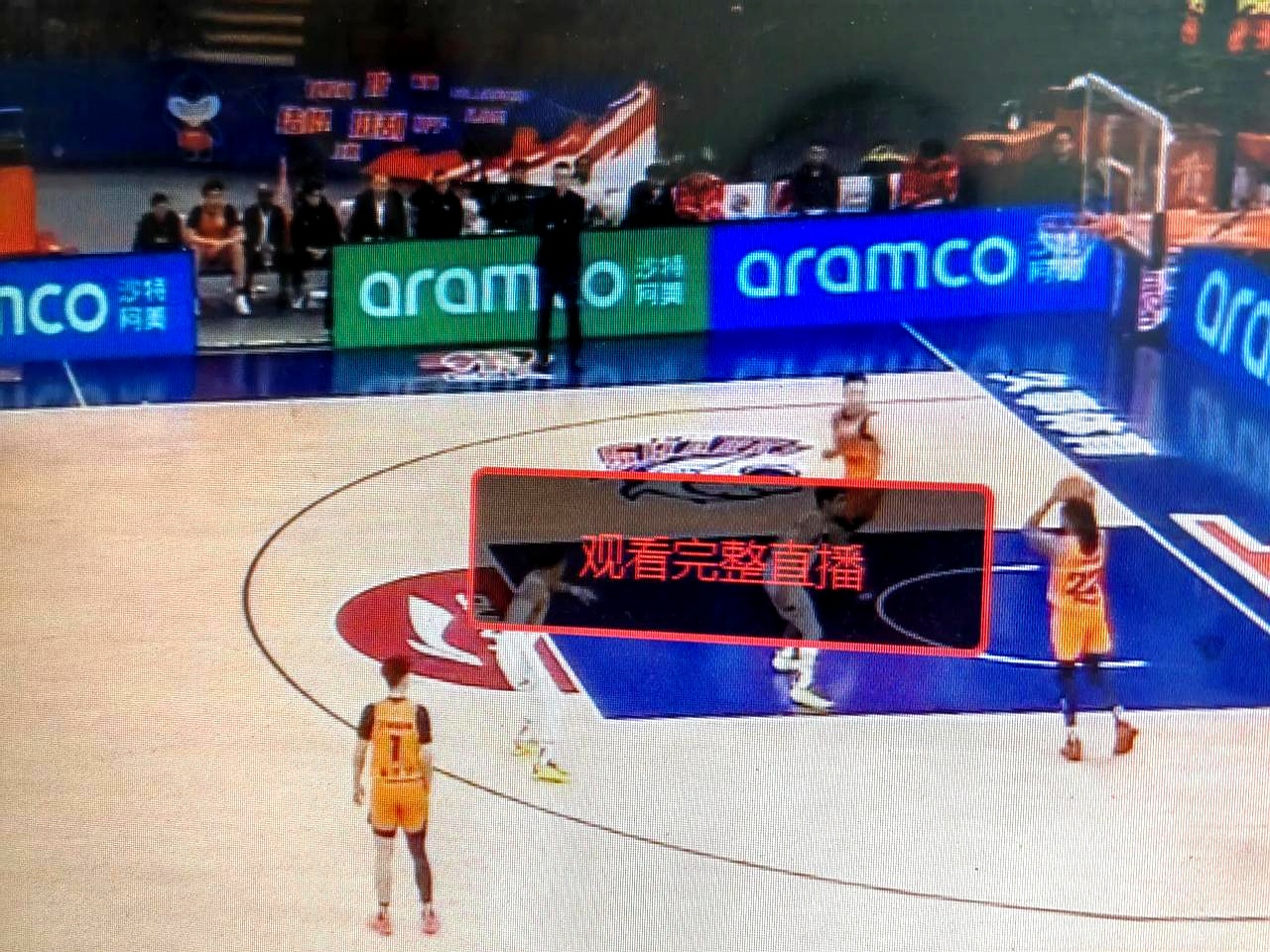 球场惊现大乌龙,球员吐血截停比赛 球场惊现大乌龙,球员吐血截停比赛