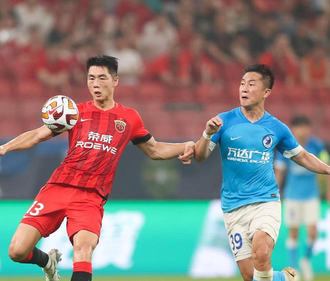 裁判判罚争议不断,比赛胜负留悬念 裁判判罚争议不断,比赛胜负留悬念