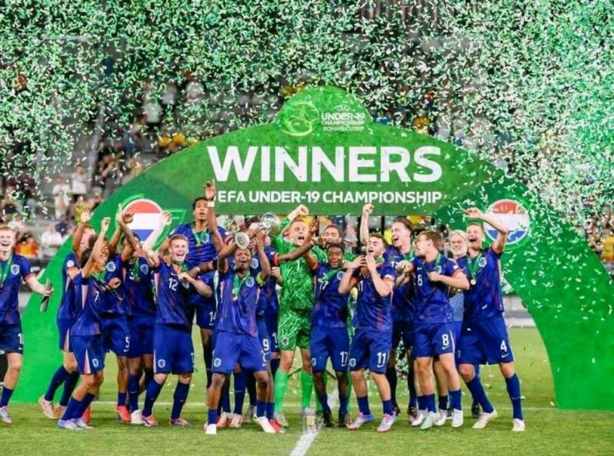 荷兰女足联赛：阿贾克斯队力压对手夺冠