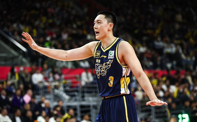 精彩对决引发观众狂热，胜者赢得掌声