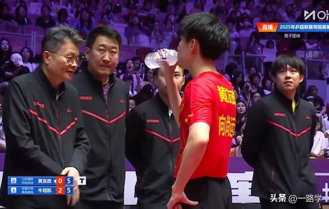 逆转胜利引领全场热情，粉丝欢欣鼓舞