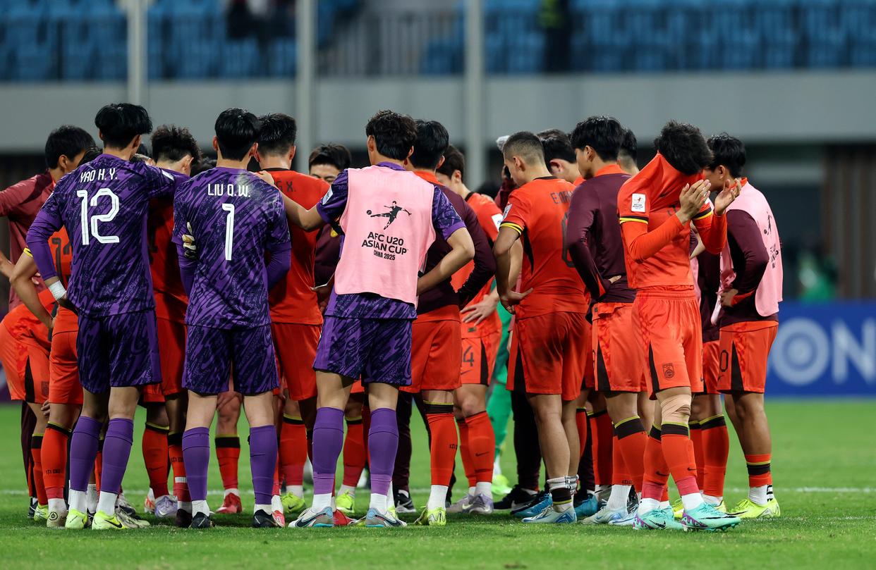 沙特足球队备战亚洲锦标赛，力争突破重围