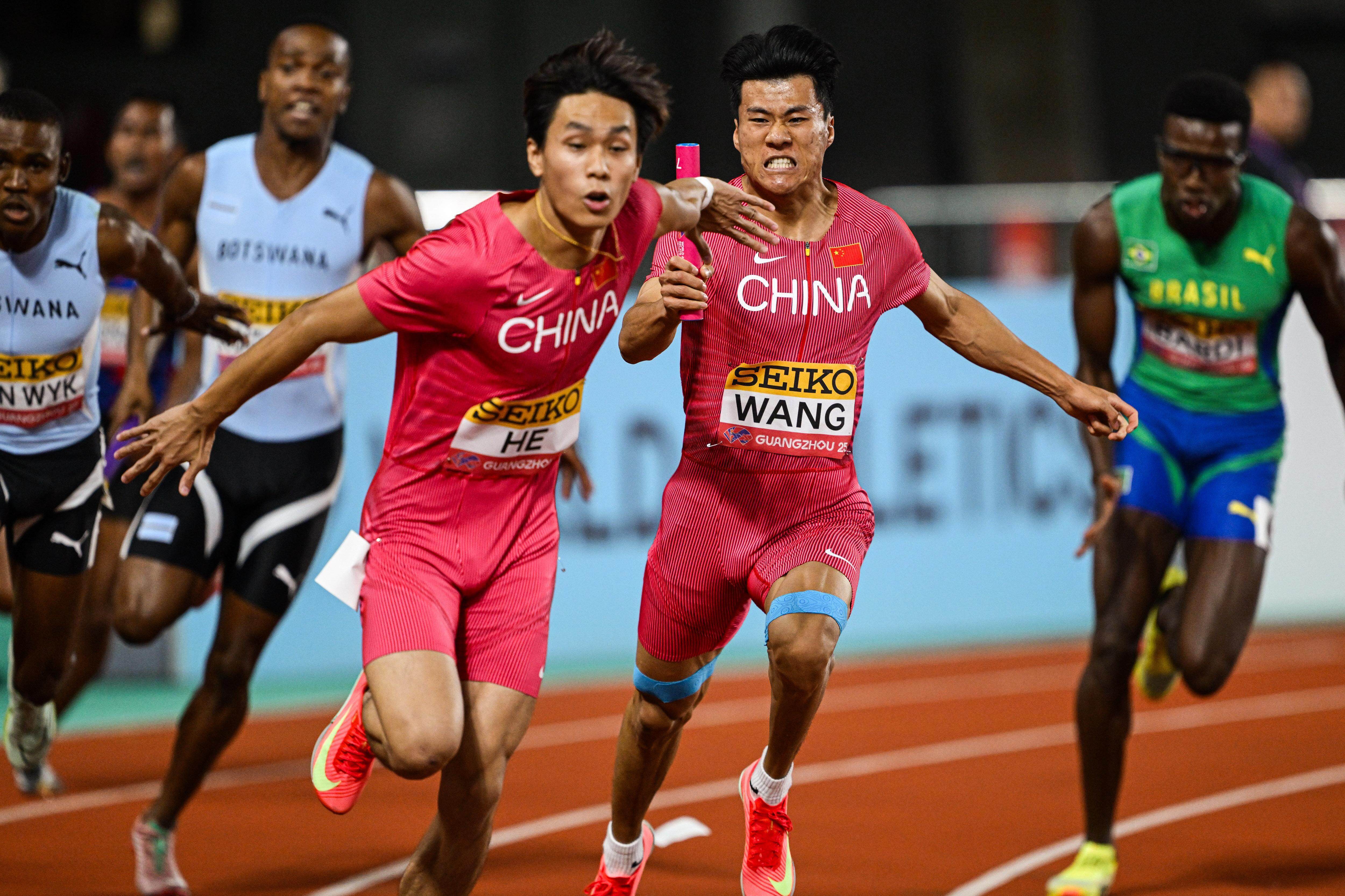 田径比赛中多国选手奋力争先 田径比赛中多国选手奋力争先