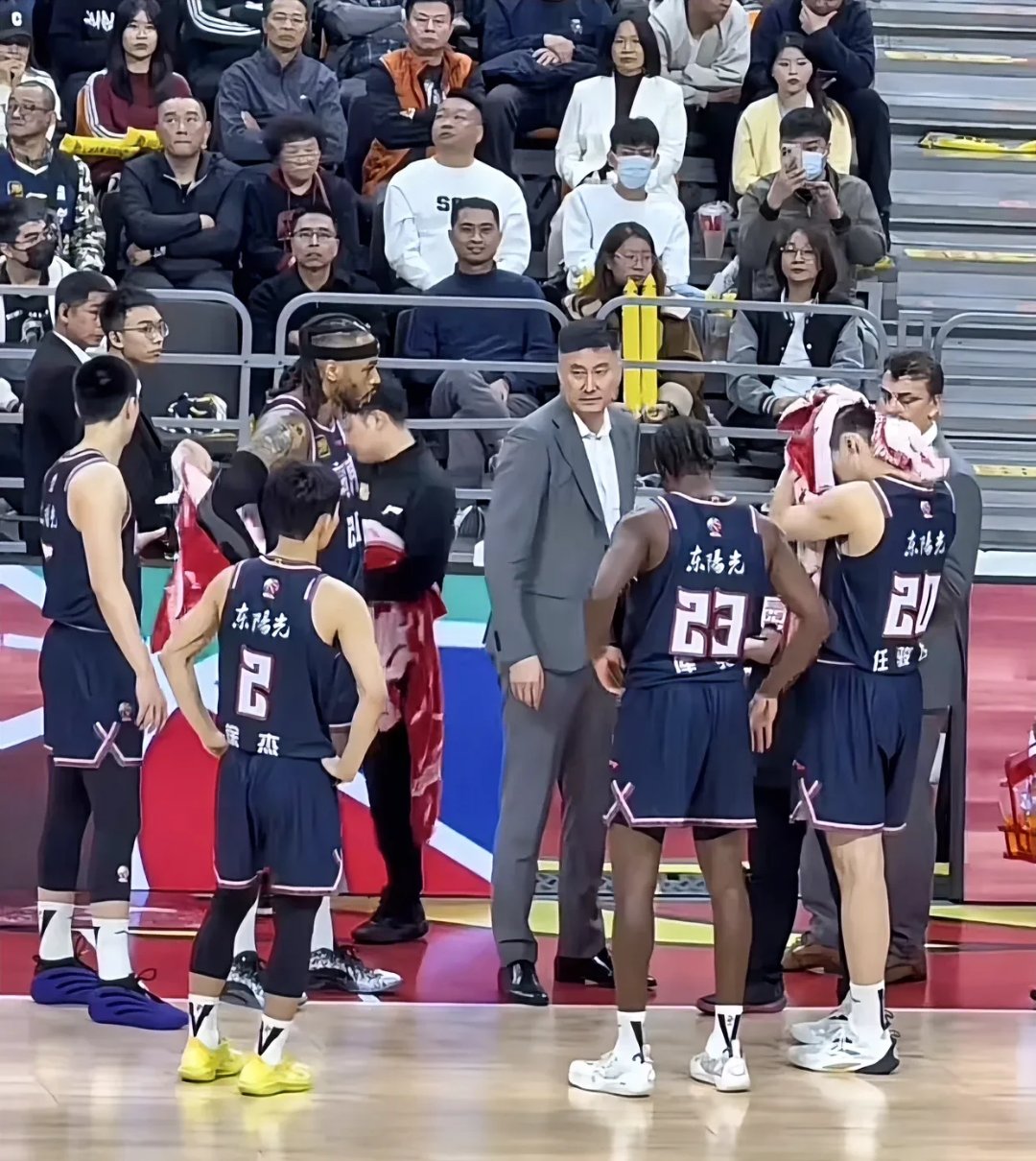 球队内部矛盾暴露,影响球员合作默契 球队内部矛盾暴露,影响球员合作默契