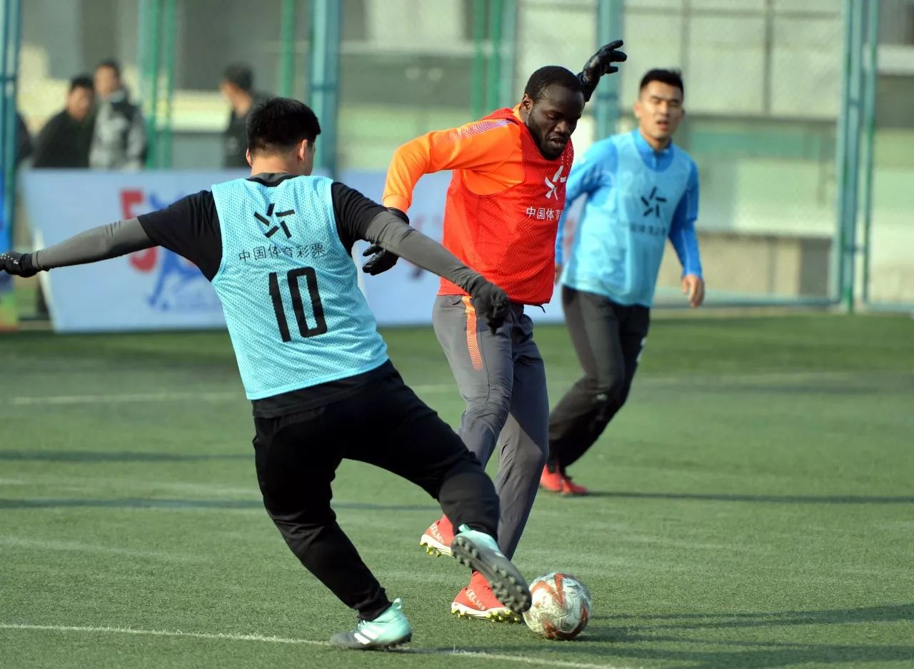 黑山队在激烈比拼中意外晋级欧锦赛八强 黑山队在激烈比拼中意外晋级欧锦赛八强