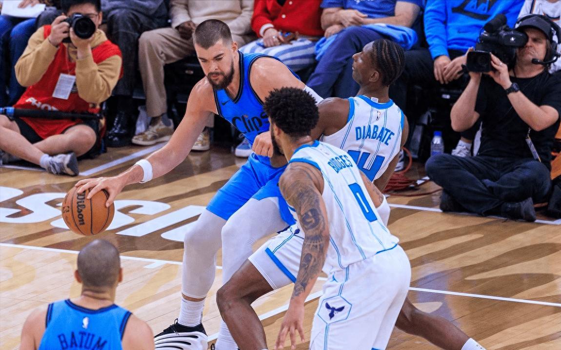 快船客场击败黄蜂取得胜利 快船客场击败黄蜂取得胜利